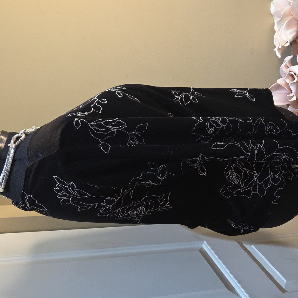 Nwot 18/20W Fashion BUG Chic Black Floral Velvet Blouse - Picture 13 of 17